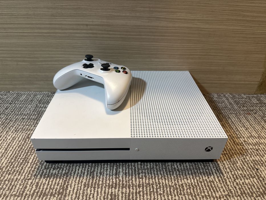 XBOX ONE S 500 GB cu un controller original inclus