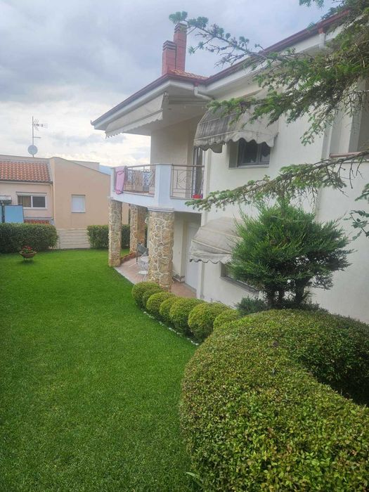 Прекрасна двуетажна къща 300 кв.м с гледка