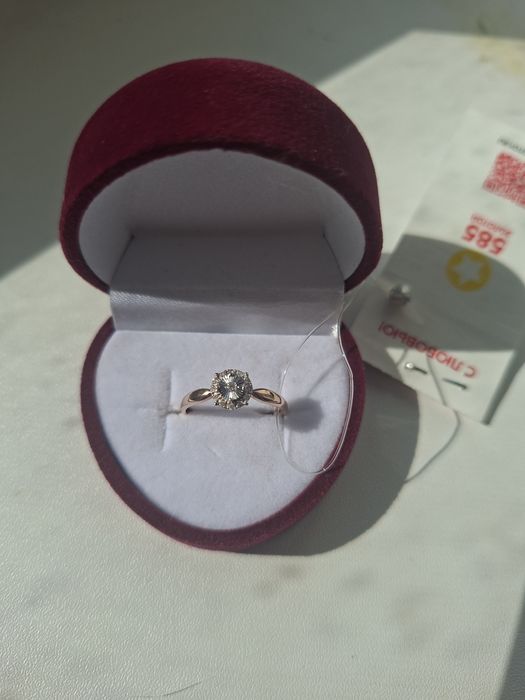 Золотое кольцо с бриллиантами новое.