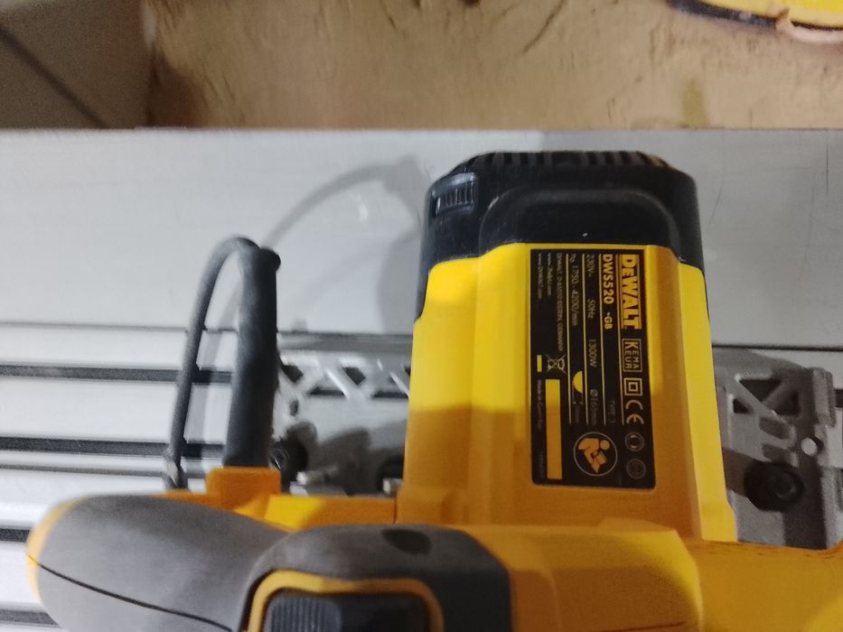 Cilcular DeWalt  pe sina