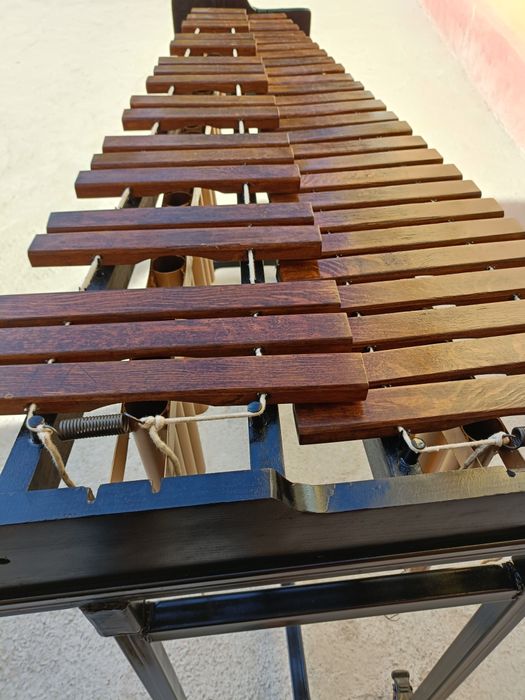 3,5 oktavali kselofon sotiladi. Notalari soz, holati yangi.