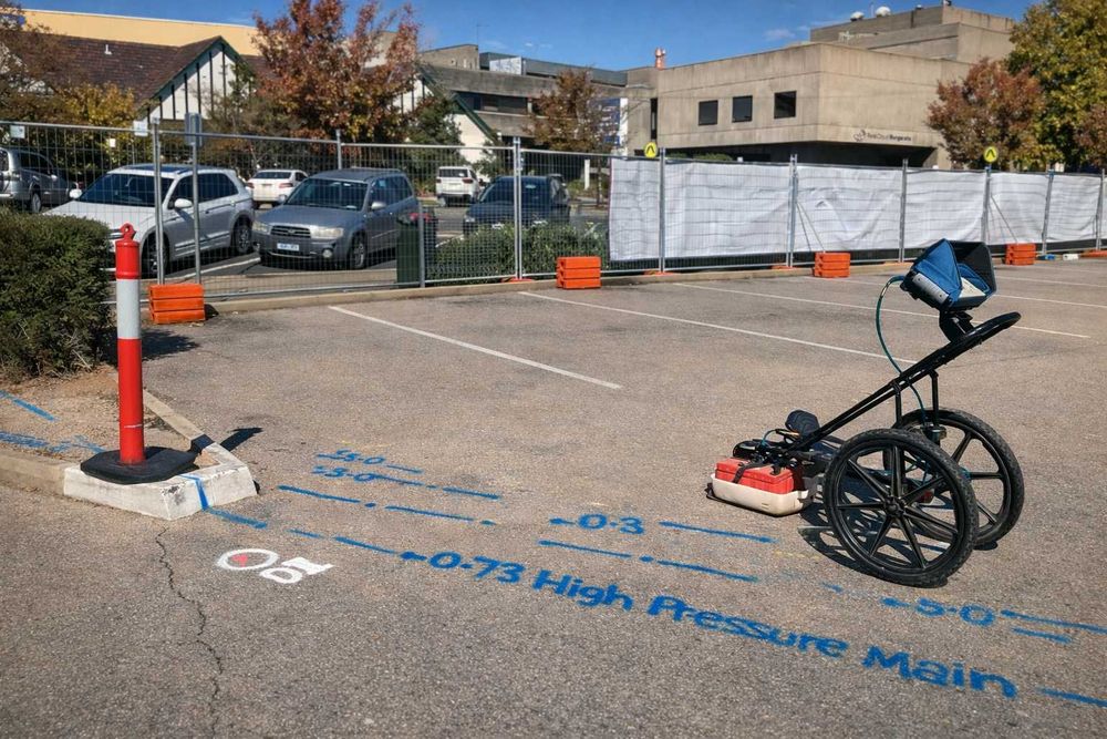 Сканиране на бетон и откриване на кабели и тръби преди къртене копаене