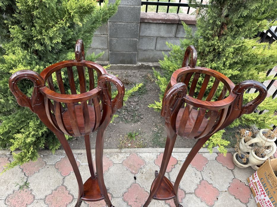 Pereche jardiniere din lemn cu sculpturi in forma de lebada