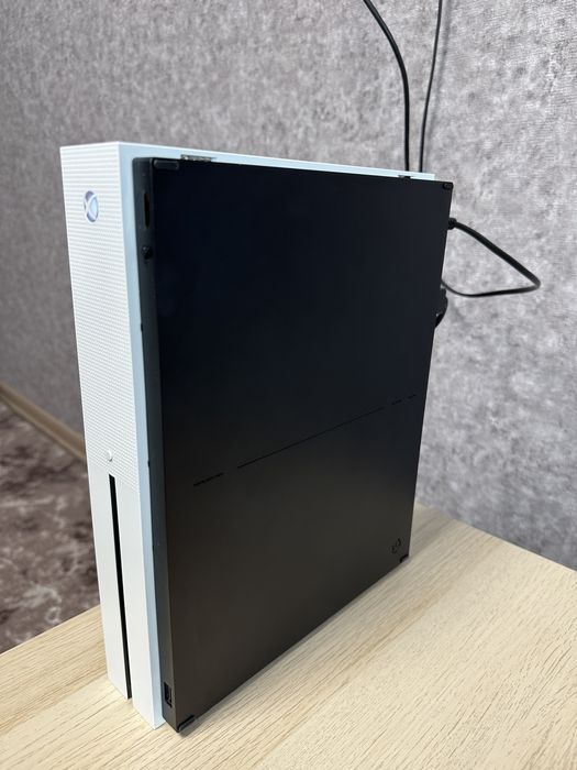 XBOX ONE S 1TB 2 геймпада и игры продам