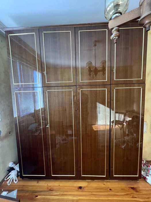 Комплект  за спалня (гардероб, тоалетка и две нощни шкафчета)