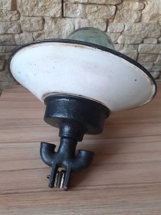 Lampă industrială veche, în stare bună, cu baza și abajurul din sticlă