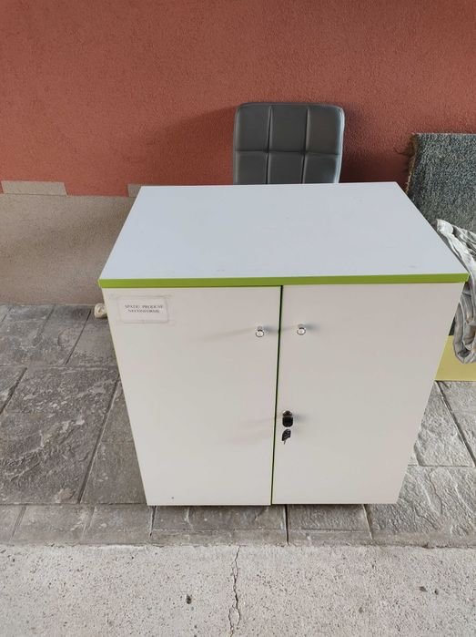 Dulap cu polițe închis