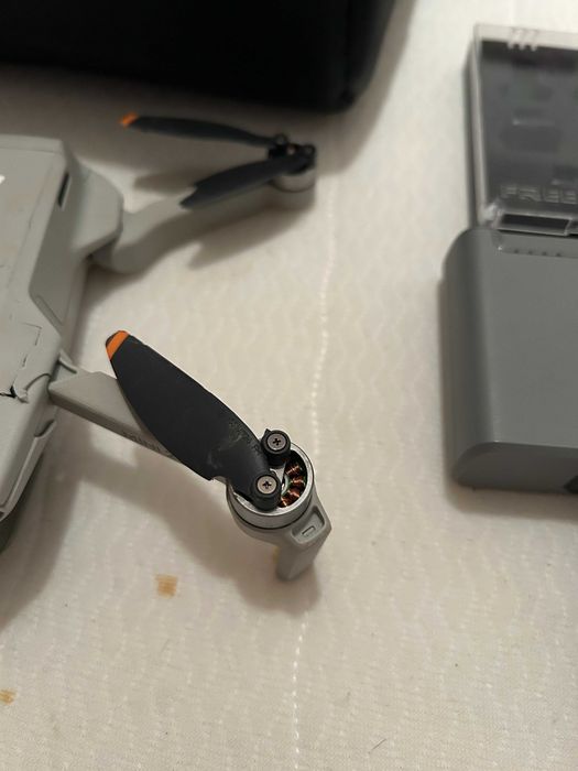 Drona DJI Mini 2, Fly More Combo, 5 Baterii, filtre UV, Telecomanda