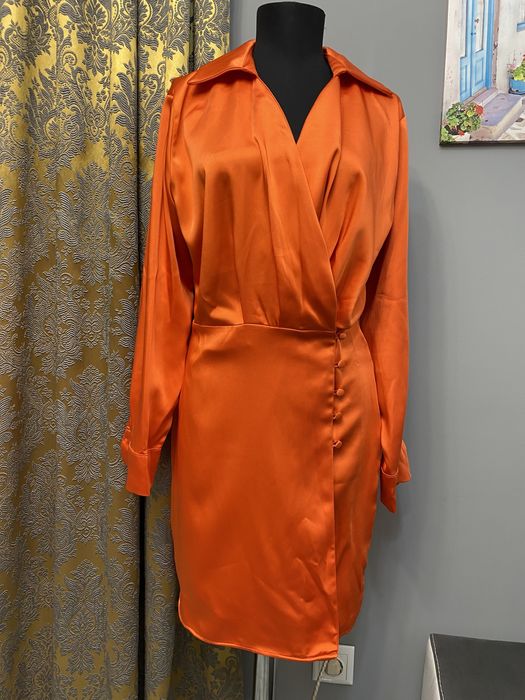 Оранжева сатенена рокля