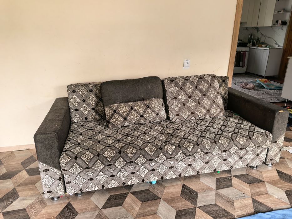 Продам 2 дивана 2.5 на 2 и 2.5 на 1.5