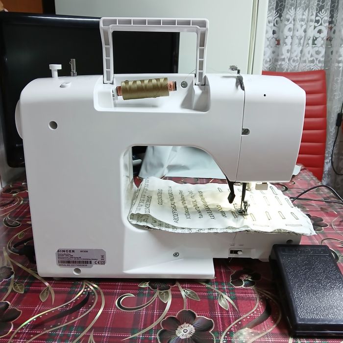 Masina de cusut SINGER SC220 cu butoniera automata dintr-un singur pas