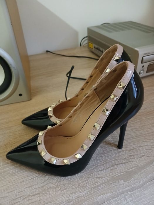Pantofi stileto.