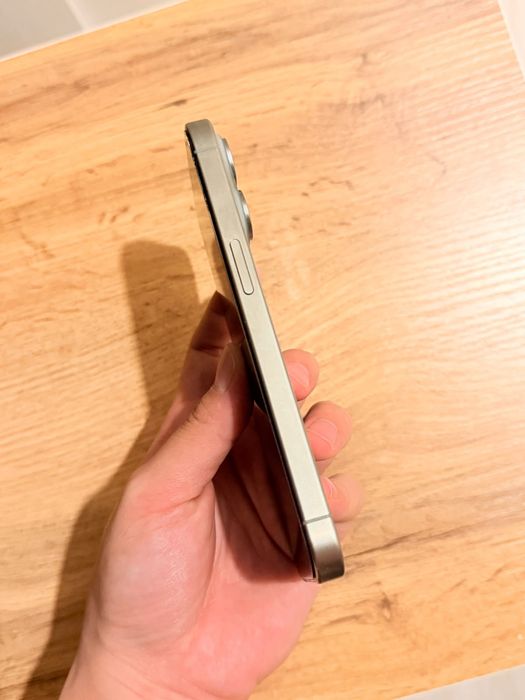 IPhone 15 pro natural titanium