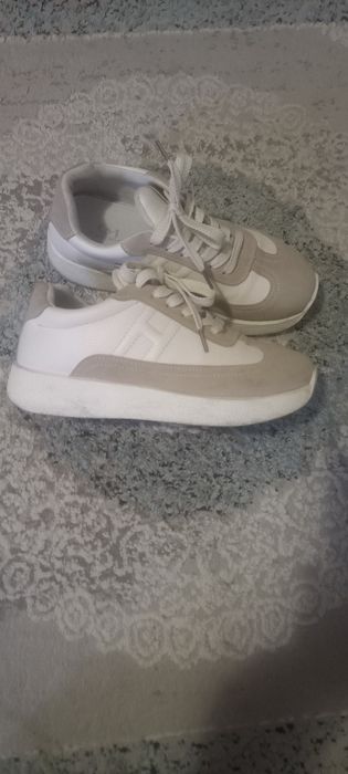 Женские кроссовки