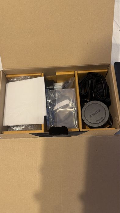 Cutie Sony A6400 cu accesorii originale