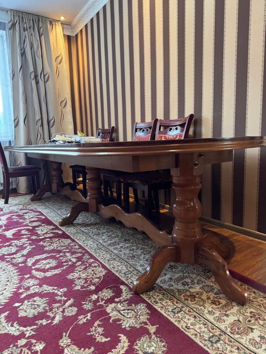 Стол деревянный.