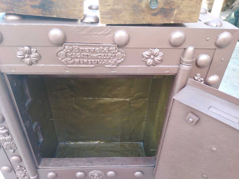 Античен сейф френски