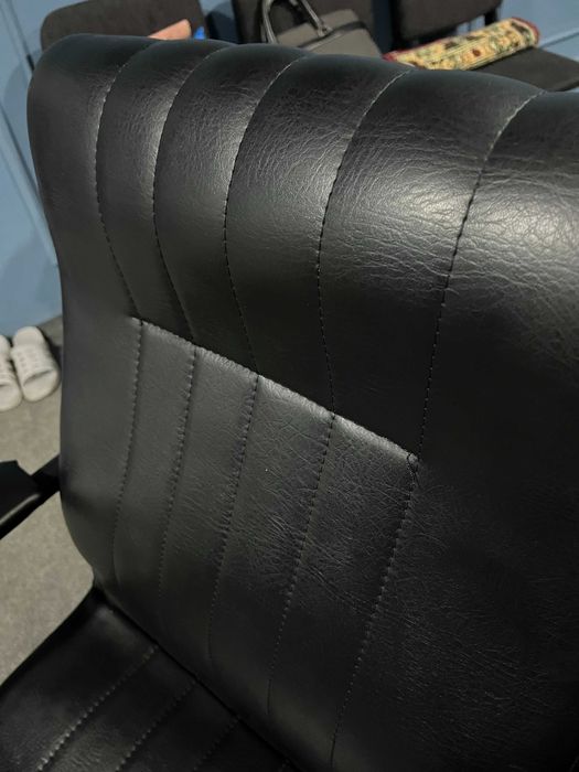 Ofis uchun sifatli stol va 6 ta qulay charm kreslolar sotiladi!