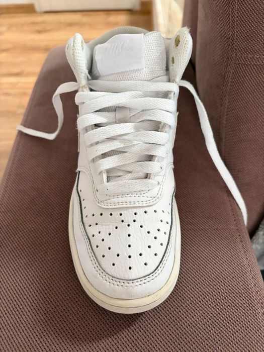 Adidasi Nike albi