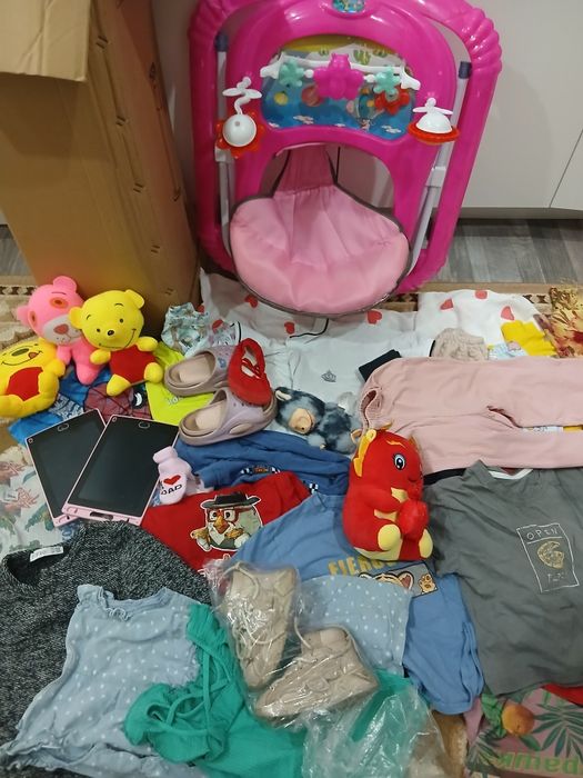 Отдам коробку б/у вещей ходунки игрушки