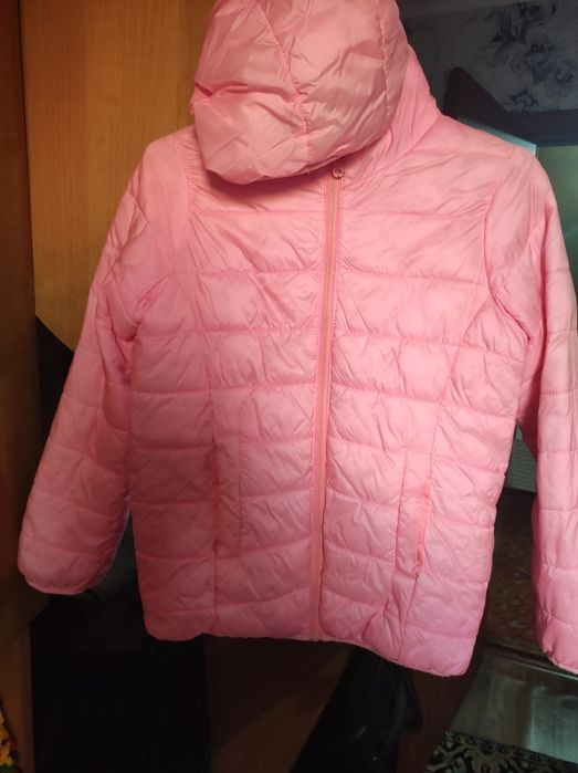 Продам весеннюю курточку на девочку
