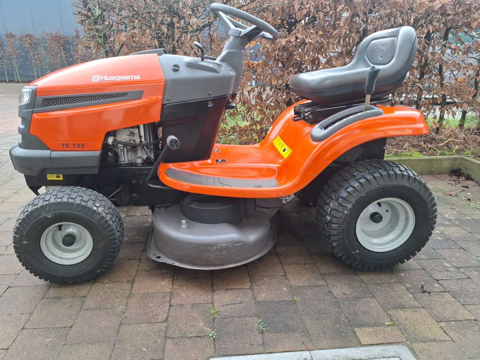 Tractor de tuns iarba