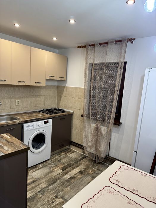 Garsonieră renovată, etaj 1, Bistrița Lac – parcare în fața blocului