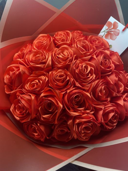 Розы из атласных лент