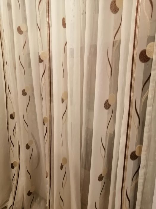 Perdea 5,7m / 2,45 m cu 55 călăreți, crem cu model maro bej și auriu,