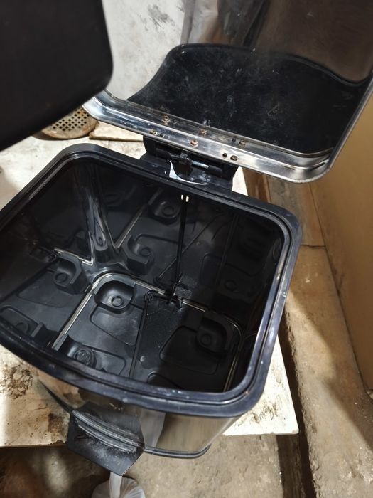 Продаются мусорные ведра 2 шт