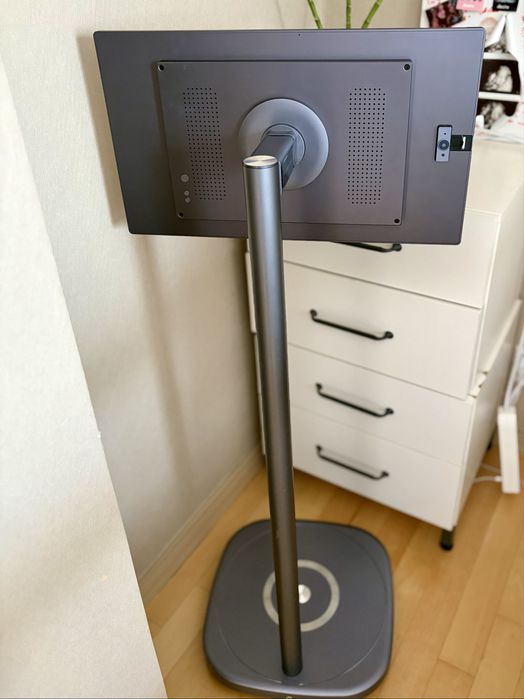 Продаю смарт-планшет MAXMOLL 21.5” на стойке.