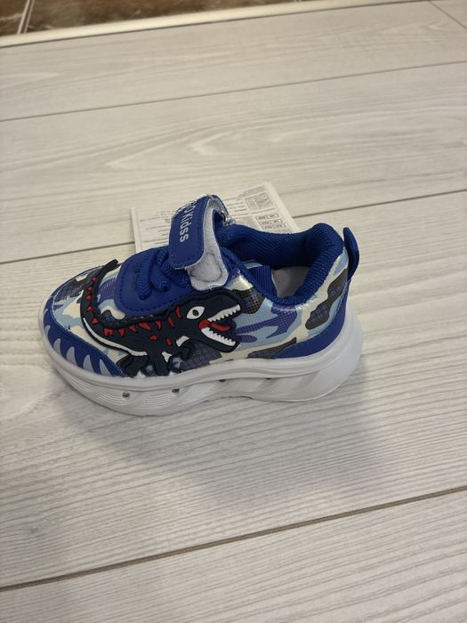 Vand adidasi noi bebe cu luminite EU 21.5