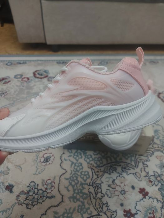 Женские кроссовки 35 размер