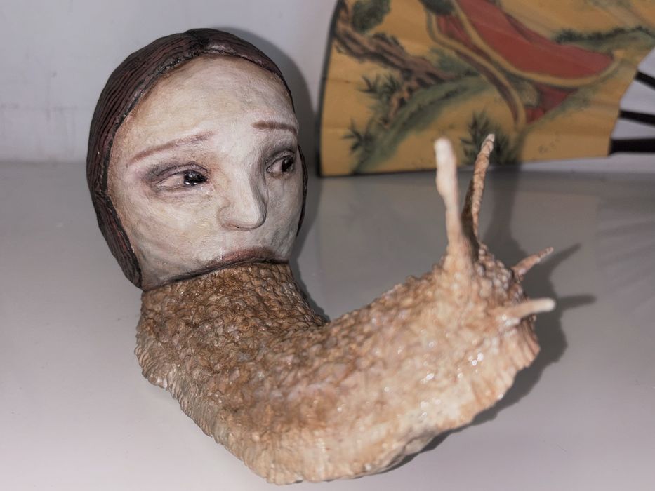 Охльов с човешка глава. Скулутура от глина