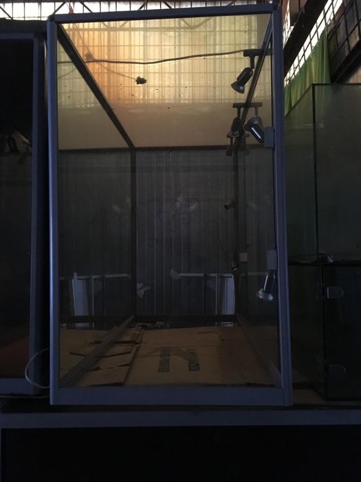 Vitrine stricla groasa si mobilier