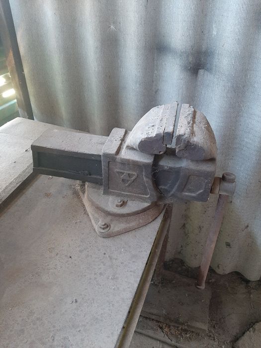 Продаю чугунные тиски