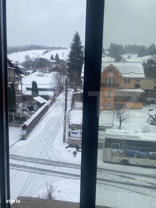 Pensiune la rosu de vanzare, 18 camere, 726 mp, zona Vatra Dornei