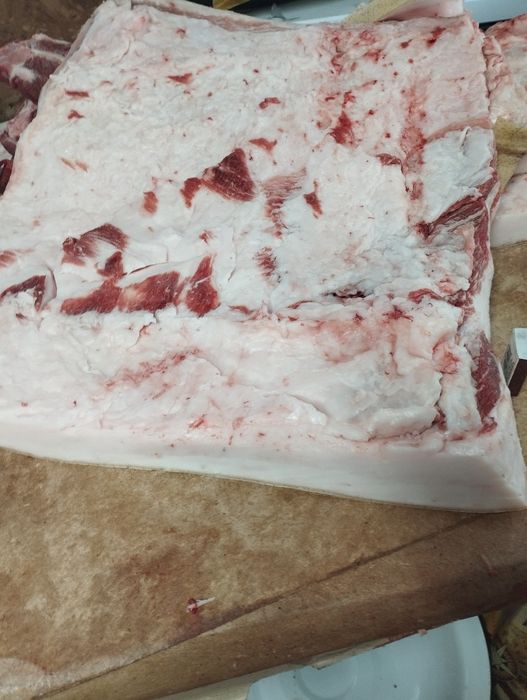 Свежее сало свинины.