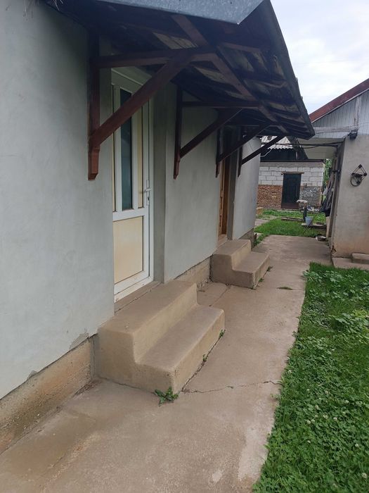 casa de vinzare in com Floresti,sat.Catina,jud Prahova,4camere,gaze,apa,canalizare ,1450mp pe str principala nu are baie,15 km  MORENI,15km CAMPINA,