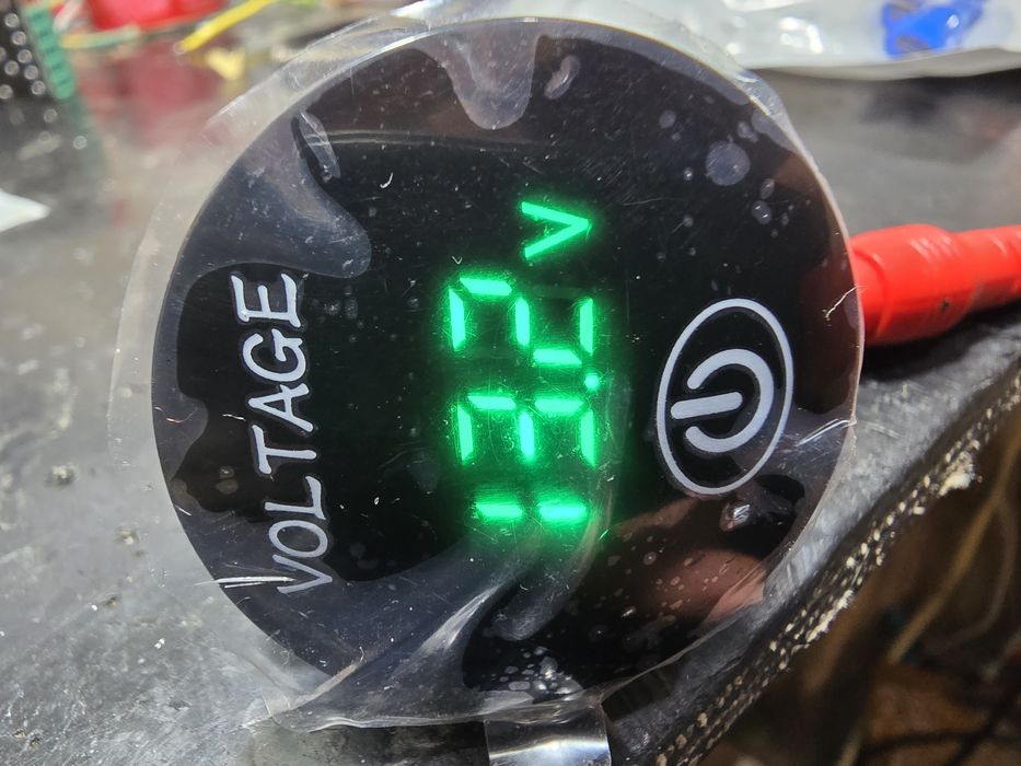 Aвто мото волтметър