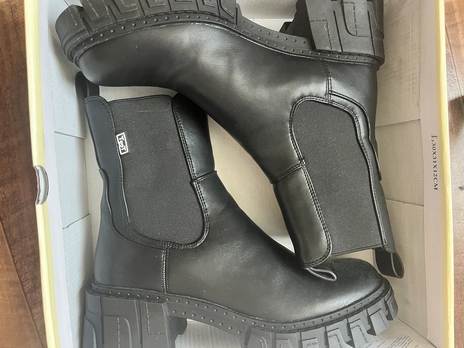 Продам женские ботинки