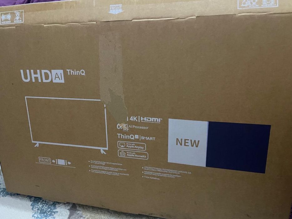 Новый телевизор в коробке.