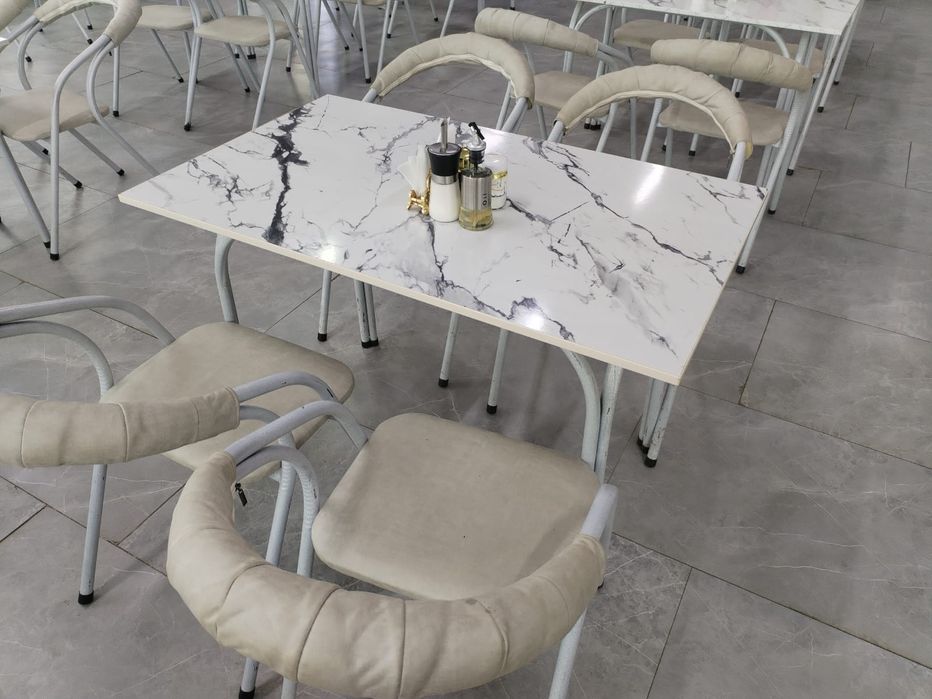 Стол и стулья и морзелник деля витрина