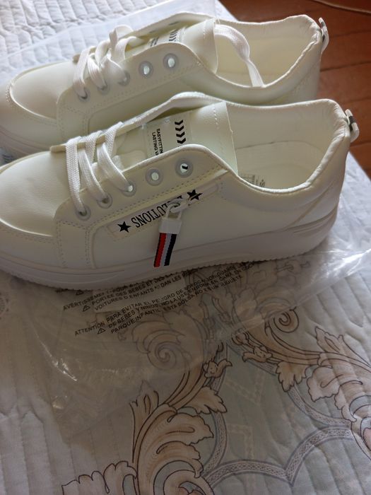 Продам кроссовки женские