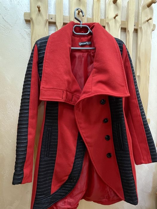 Червено палто с кожени елементи