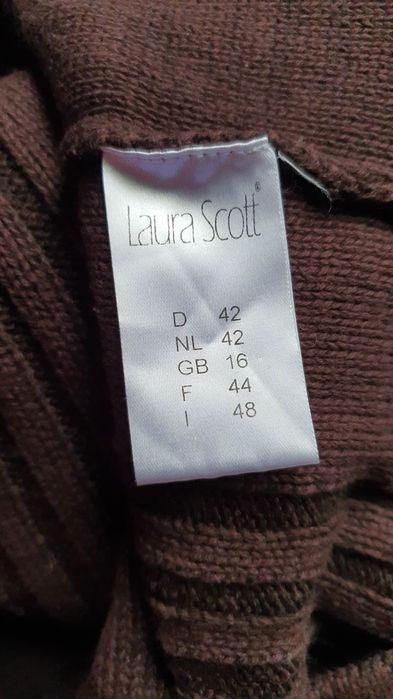 Rochie groasa midi maro , de iarna Laura Scott
Masura 48 IT 
Lungime 9
