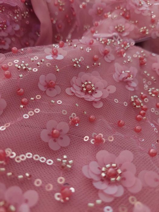 Rochie roz elegantă cu broderie florală