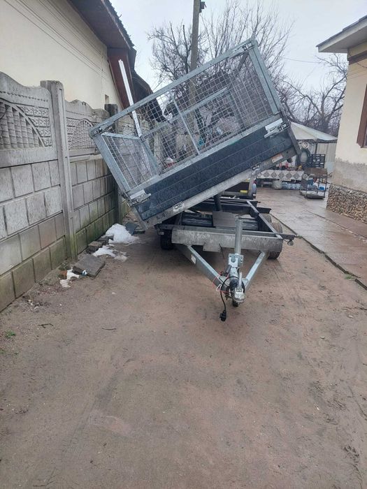 Remorcă basculabilă pe 3 parti