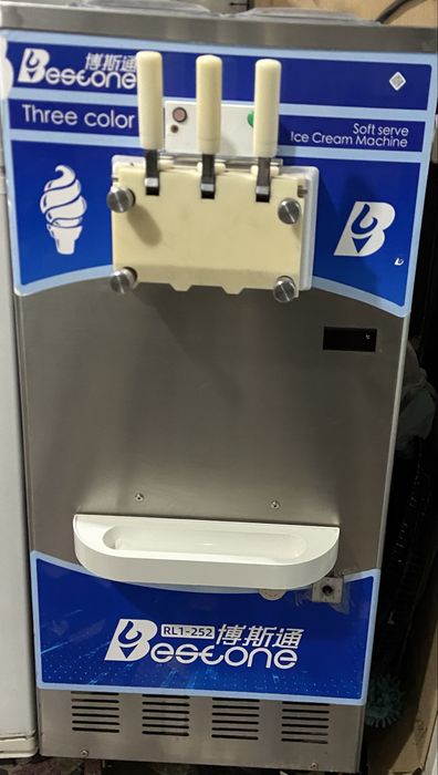 Продаеться мороженое аппарат 850000