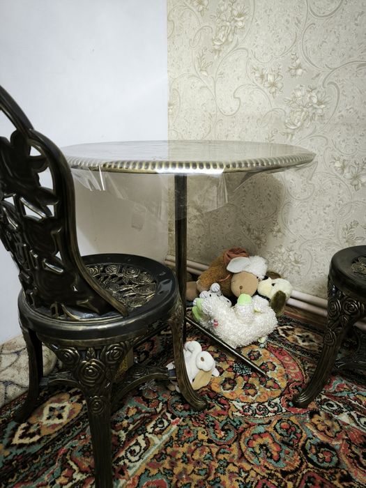 Стол и 4 стула в отличном состоянии